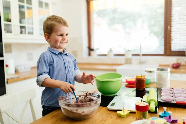 Adorable enfant faisant des cookies — Photo