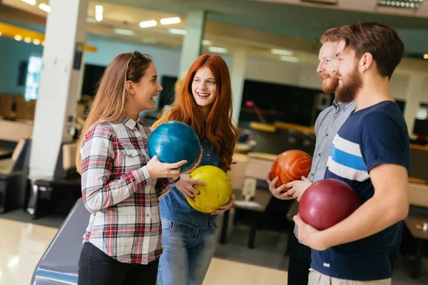 Bowling süre eğleniyor arkadaşlar