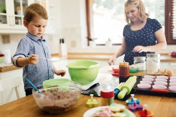 Bonito criança aprendendo a se tornar um chef — Fotografia de Stock