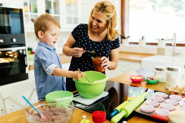 Мать и ребенок готовят кексы — стоковое фото