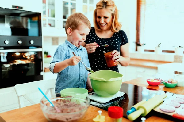 Mãe e criança preparando muffins — Fotografia de Stock