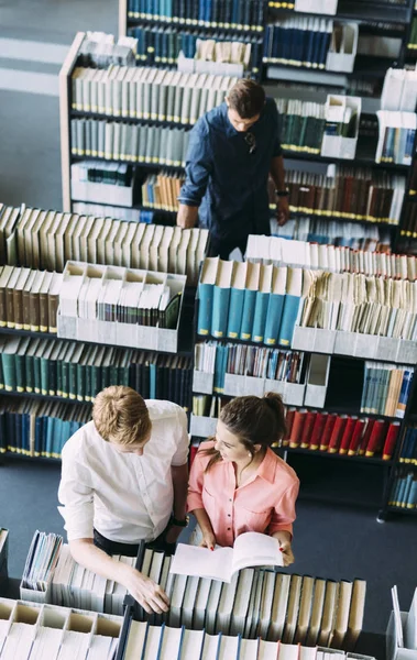 Estudantes lendo na biblioteca — Fotografia de Stock