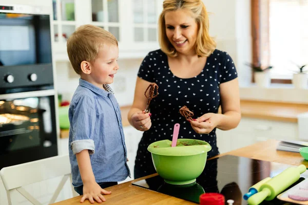 Mutter und Kind bereiten Muffins zu — Stockfoto