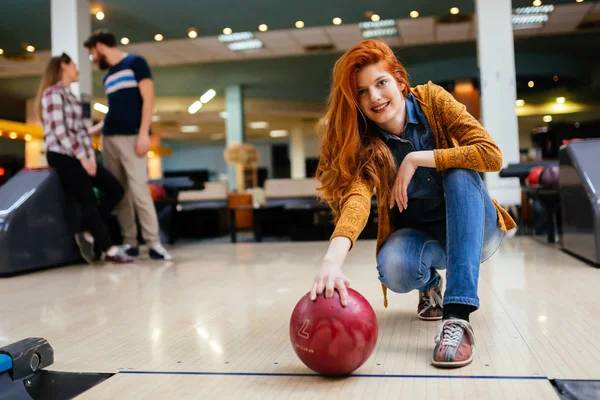 People enjoying bowling — Stock Photo, Image