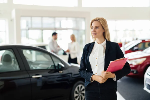 Verkäufer verkauft Autos im Autohaus — Stockfoto