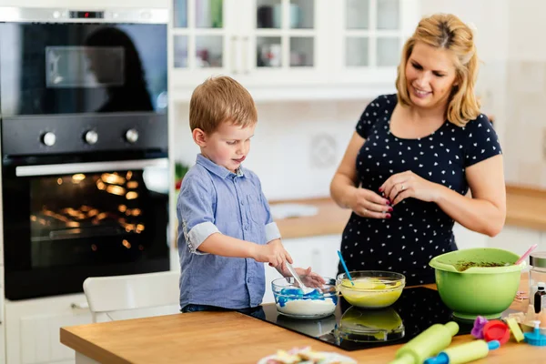 Mãe e criança preparando muffins — Fotografia de Stock