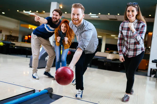 Amici divertirsi mentre bowling — Foto Stock