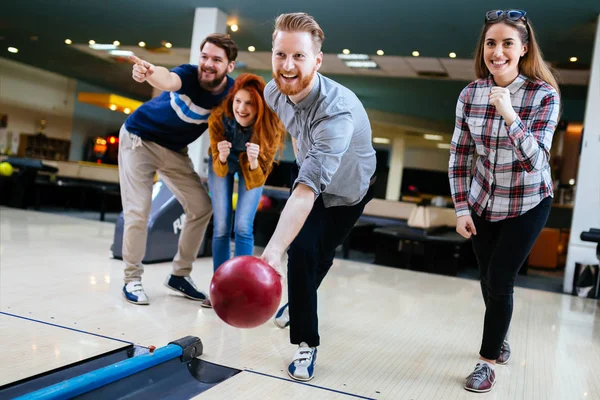 Amis s'amuser tout en bowling — Photo