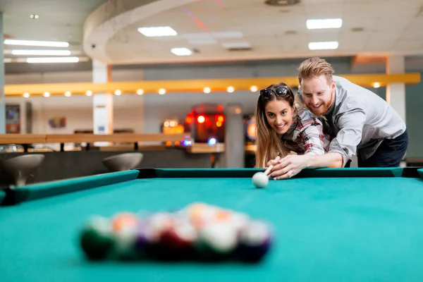 Paar flirtet beim Snookerspiel — Stockfoto