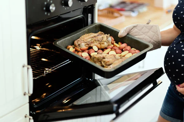 Mittagessen im Ofen — Stockfoto