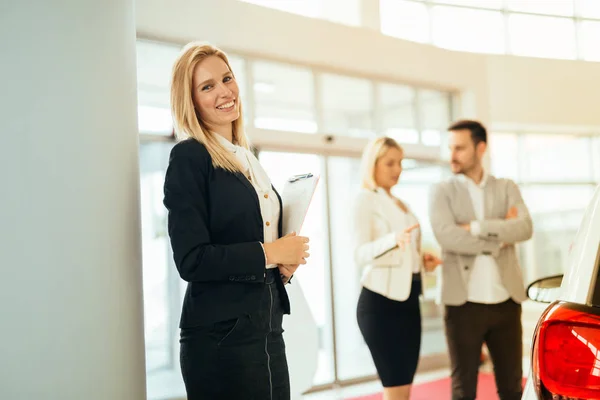 Professional salesperson selling cars — Stock Photo, Image