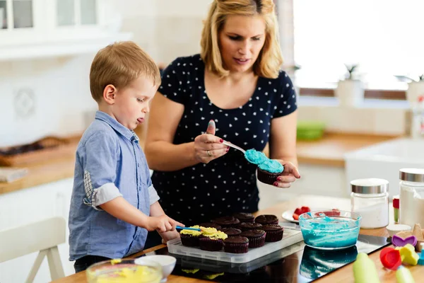 Anya és a gyermek felkészülés Muffin — Stock Fotó