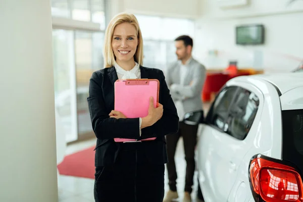 Verkäufer verkauft Autos im Autohaus — Stockfoto