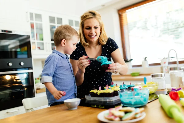 Mãe e criança preparando muffins — Fotografia de Stock