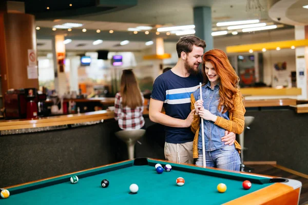 Par som spenderar tid tillsammans genom att spela pool — Stockfoto