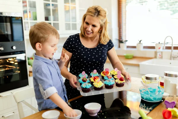 Мати і дитина готують кекси — стокове фото