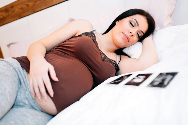 Hermosa mujer embarazada descansando — Foto de Stock