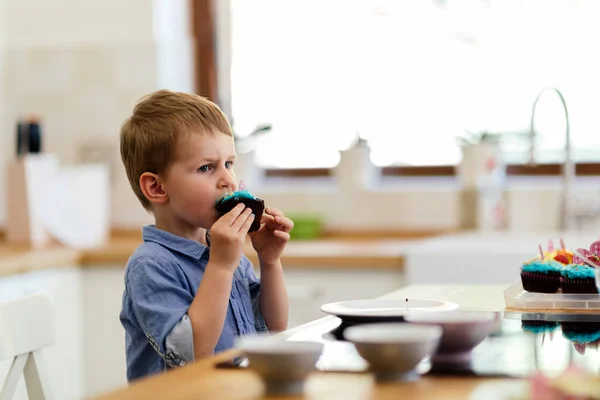 Kind isst schöne Muffins — Stockfoto