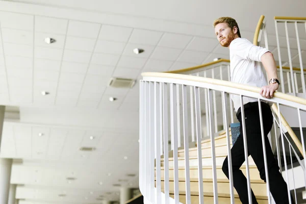 Negocios visionario representado por un hombre climing escaleras — Foto de Stock