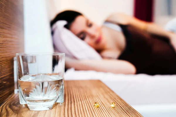 Mulher grávida descansando com pílulas à mão — Fotografia de Stock