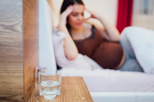 Schöne Schwangere kämpft mit Kopfschmerzen — Stockfoto