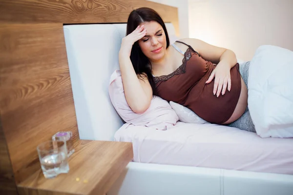 Mooie zwangere vrouw die worstelt met hoofdpijn — Stockfoto
