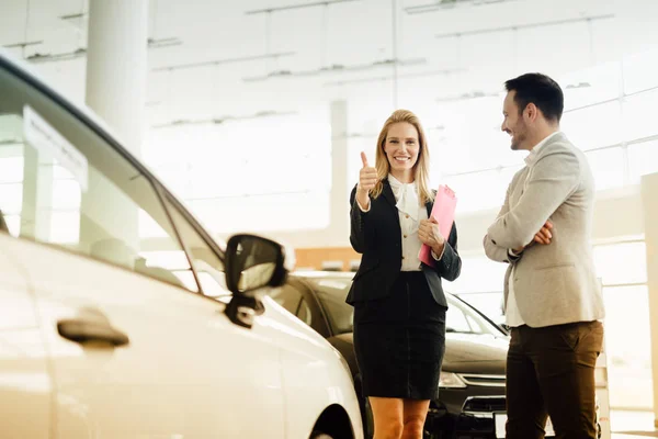 Professional salesperson selling cars — Stock Photo, Image