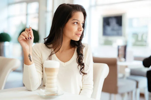 コーヒーを飲みながら魅力的な女性 — ストック写真