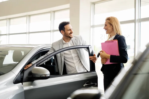 Vendedor profissional que vende carros — Fotografia de Stock