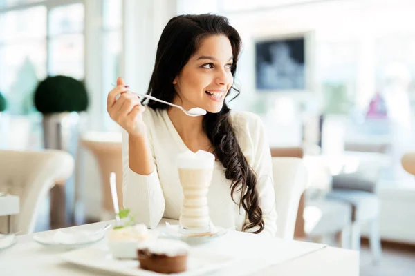 Portrait of a beautiful young brunette — Stock Photo, Image