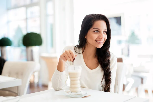 Hermosa mujer bebiendo café — Foto de Stock