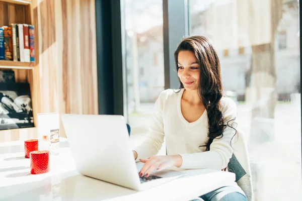 Hermosa morena usando notebook — Foto de Stock