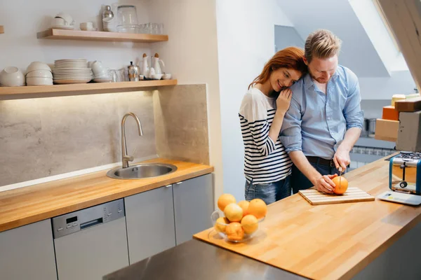 Ehepaar stellt frischen Bio-Saft her — Stockfoto