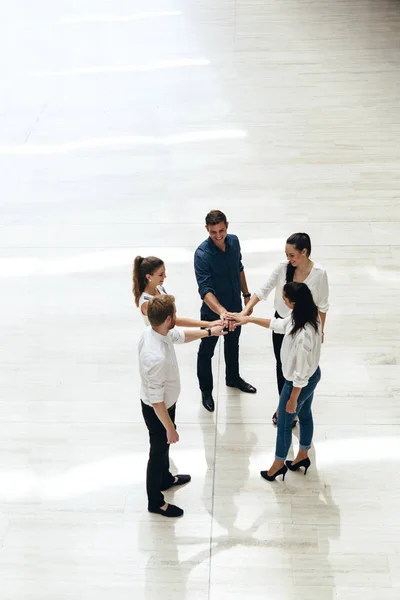 Persone con mani unite — Foto Stock