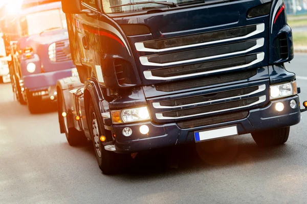 Vrachtwagens worden gedreven op weg — Stockfoto