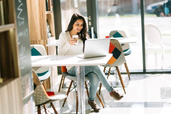 Brunette studerer og nyter kaffe – stockfoto