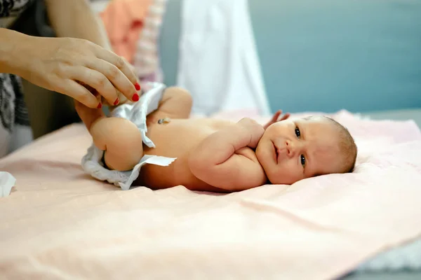 Parent changing newborn's diapers — Stock Photo, Image