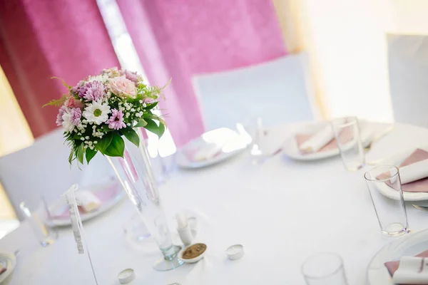 Bruiloft decoratie met bloemen — Stockfoto