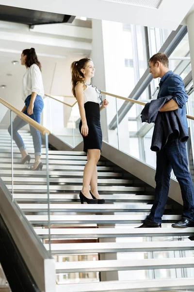 Grupo andando e tomando escadas — Fotografia de Stock