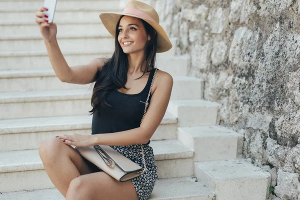 Schöne Brünette macht Selfie — Stockfoto