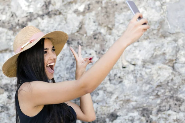 Gyönyörű lány vesz egy selfie — Stock Fotó