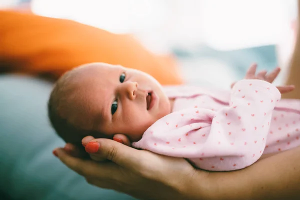 Güzel küçük yeni doğan holding anne — Stok fotoğraf