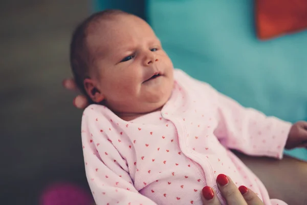 Madre sosteniendo hermosa poco recién nacido — Foto de Stock