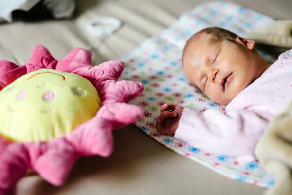 Новорожденным нужно много отдыхать — стоковое фото