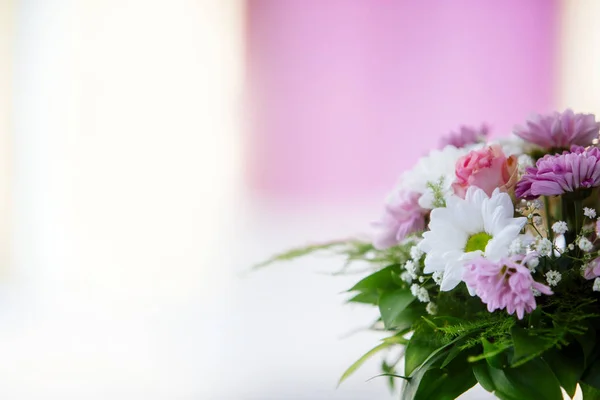 Décoration de fleurs sur table — Photo