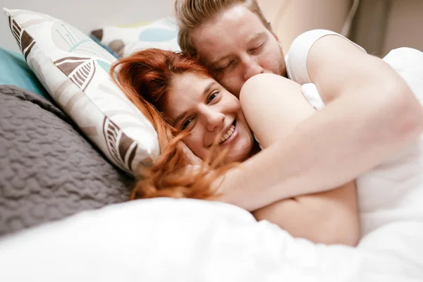 Όμορφη ευτυχισμένο ζευγάρι στο κρεβάτι — Φωτογραφία Αρχείου