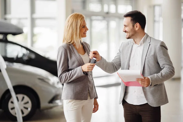 Vendedor profissional que vende carros — Fotografia de Stock