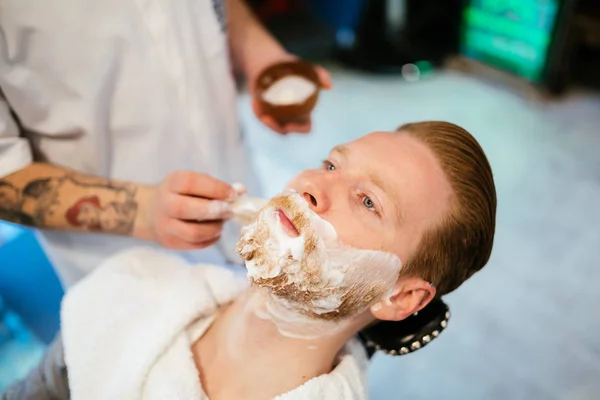 Hombre en peluquería — Foto de Stock