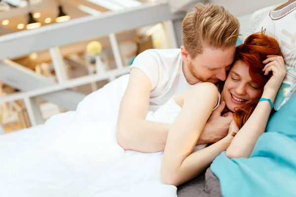 Romantikus pár a szerelem ágyon — Stock Fotó
