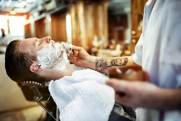 Afeitado retro con espuma — Foto de Stock